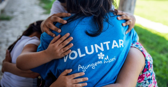 Într-o lume modelată de tehnologie și AI, Ajungem MARI caută 1000 de voluntari care să fie modele pentru copii