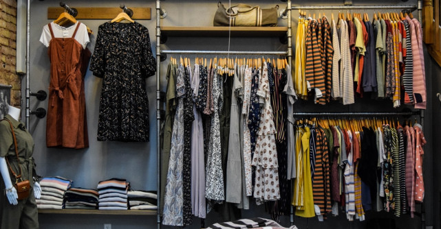 Rochiile maxi sunt o adevărată declarație de stil. Iată cum le poți purta pentru a arăta fabulos!