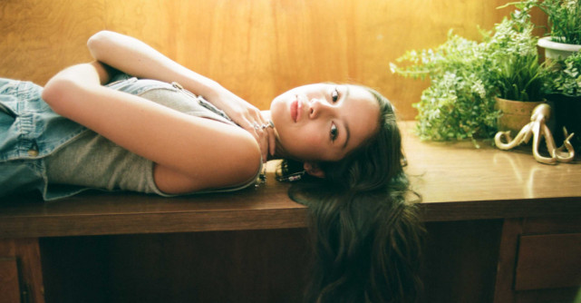 Olivia Rodrigo lanseaza primul single din cariera - Drivers Licence