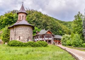 Descoperă Mânăstirea Prislop și mormântul lui Arsenie Boca