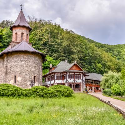 Descoperă Mânăstirea Prislop și mormântul lui Arsenie Boca
