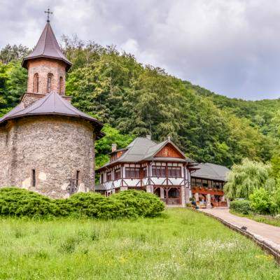 Descoperă Mânăstirea Prislop și mormântul lui Arsenie Boca