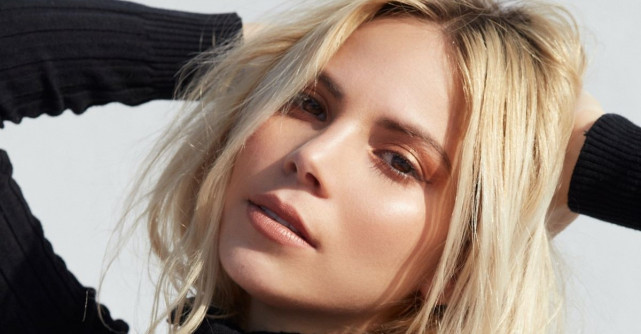 Oferă un aspect radiant, impecabil tenului folosind cosmetice de lux cu texturi satinate!