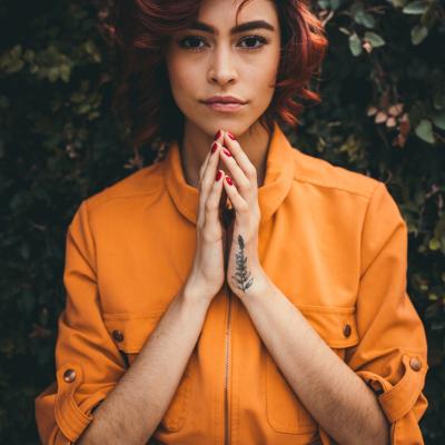 Modele de pardesiuri subțiri perfecte pentru serile răcoroase de vară și zilele de toamnă