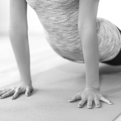 5 rutine de yoga care te vor ajuta sa adormi atunci cand te lupti cu insomniile