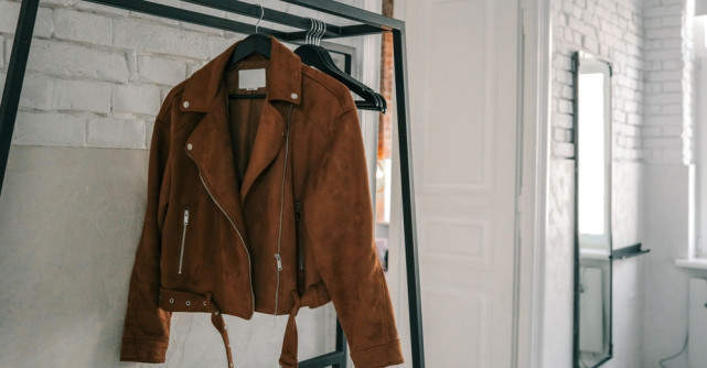 Geaca din velur maro – piesa-vedetă care transformă toamna într-un spectacol al stilului