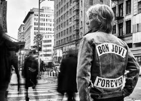 Bon Jovi și Robbie Williams lansează colaborarea surpriză 'We Made It Look Easy', un omagiu nostalgic al tinereții rebele