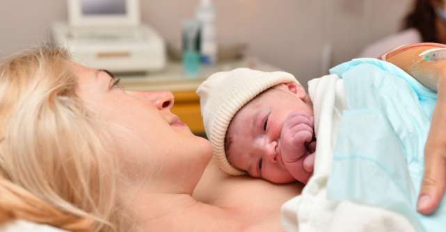 Contactul piele pe piele dupa nastere – importanta si beneficii pentru bebelus