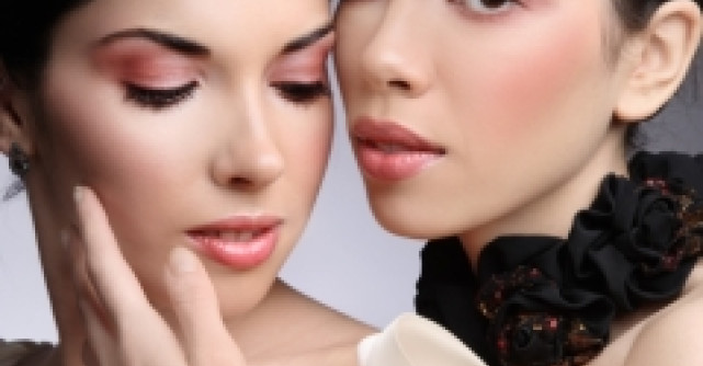 4 tipuri de make-up propuse de 4 designeri celebri