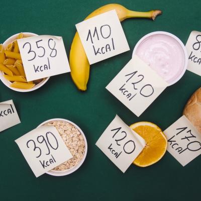 Ce înseamnă deficitul caloric și cum te poate ajuta să pierzi rapid din greutate?