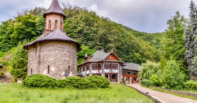 Descoperă Mânăstirea Prislop și mormântul lui Arsenie Boca
