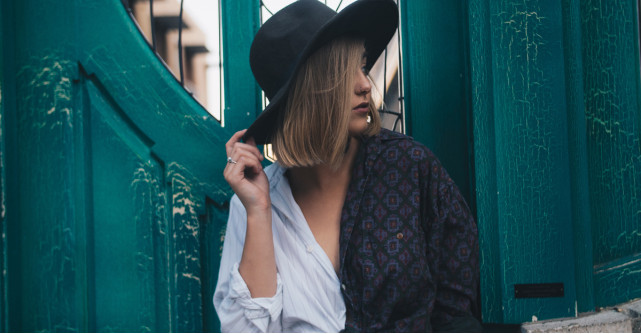 Salopeta asimetrică cu croială confortabilă este ținuta de seară perfectă!