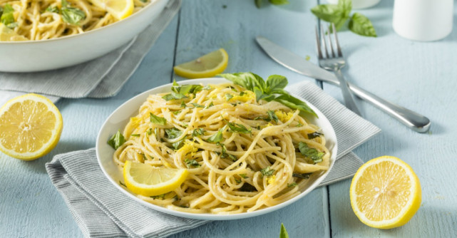 Paste cu lamaie si spanac: Un pranz usor si proaspat, gata in 15 minute