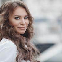 Coafura de salon făcută acasă începe cu mai puține instrumente