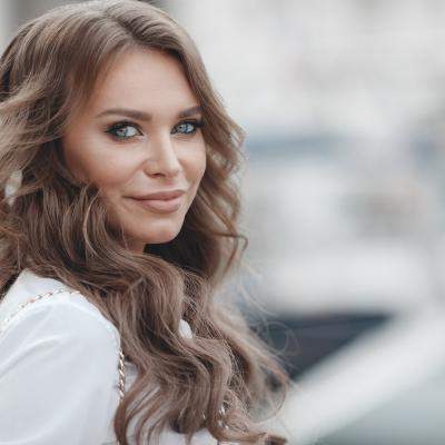 Coafura de salon făcută acasă începe cu mai puține instrumente