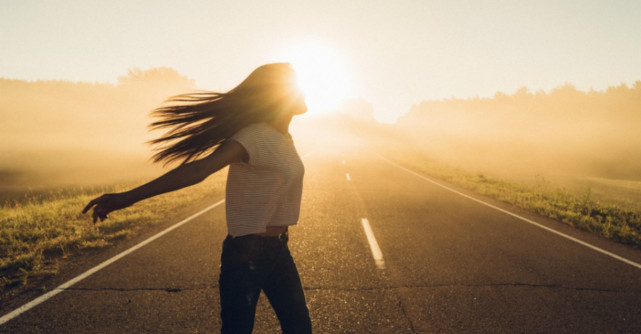 Fii prostuta. Sari in mare. Razi cu gura pana la urechi! Fii buna!