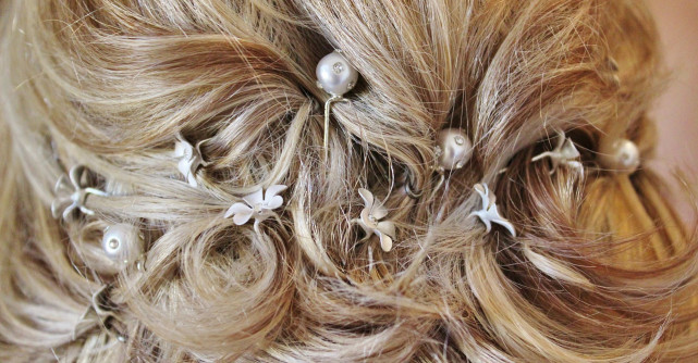 Vrei să strălucești în noaptea dintre ani? Paiete, perle, strasuri - un must have pentru coafurile de Revelion!