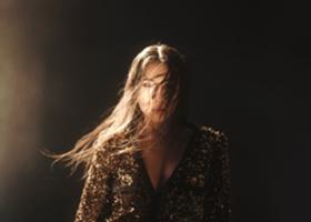 Nicole Cherry cântă despre Dragoste nebună sub clar de lună
