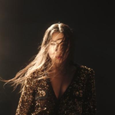 Nicole Cherry cântă despre Dragoste nebună sub clar de lună