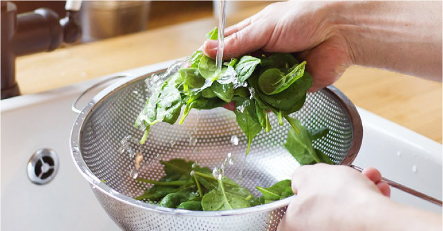 Apa super alcalină – soluția naturală de neutralizare a pesticidelor și chimicalelor nocive de  pe fructe și legume