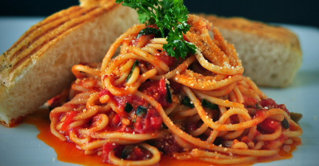 O reteta fresh pentru toata familia: paste cu rosii coapte si busuioc