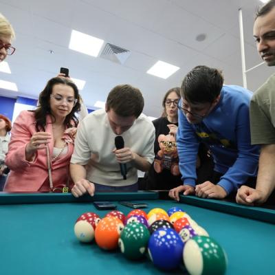 Primele meciuri de biliard din lume, arbitrate de un telefon! 
