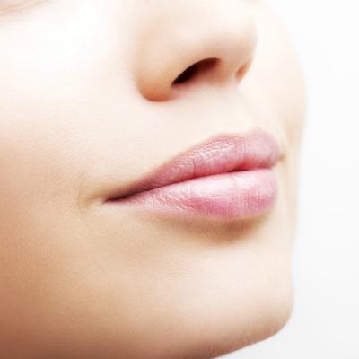 7 balsamuri de buze naturale cu factor de protecție solară - pentru hidratare și catifelare
