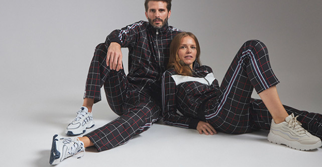 Ținute urbane cu hanorace Calvin Klein. Care te reprezintă?