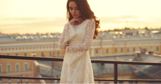 Dulcele stil clasic: rochii albe din dantelă pentru cununia civilă