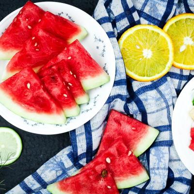 Salata rece cu pepene, menta si castravete, reteta care te ajuta sa prelungesti vara