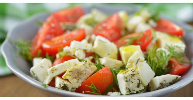 Rosii cu branza, mancarea verii. Cat de mult ingrasa?