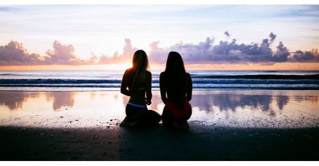 De ce sa ai o prietena buna. Uneori, te poate ajuta mai mult decat iubitul!