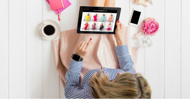 Românii preferă să facă fashion shopping la 10 seara și comandă cel mai des de pe un dispozitiv mobil