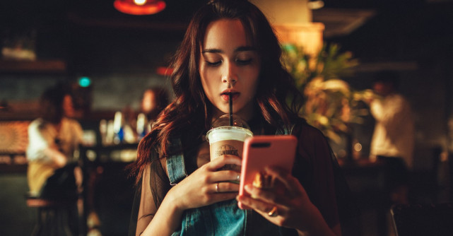 Limite eficiente pe social media: Un psihoterapeut te invata ce sa faci pentru a-ti proteja energia