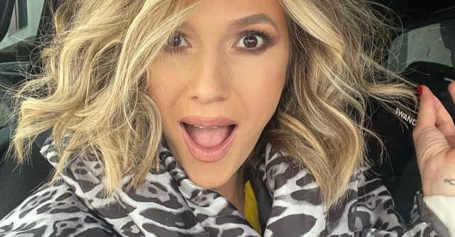  Adela Popescu, chip de adolescentă! Vezi aici ce frumoasă este artista fără strop de machiaj. 