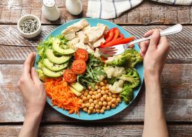 3 obiceiuri simple, zilnice, ca să mănânci mai multe legume