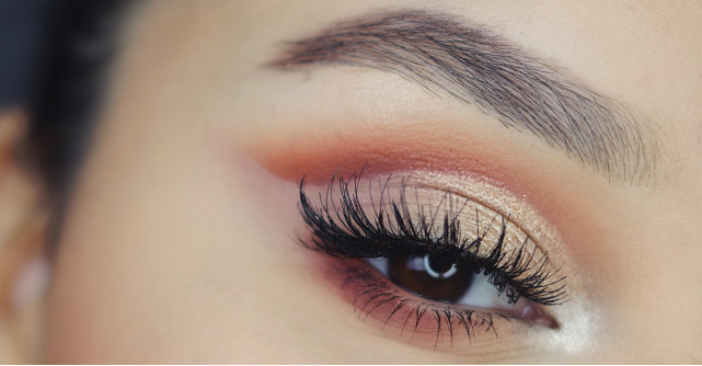 Machiajul cu accente argintii: pe cine avantajează și pe cine nu 