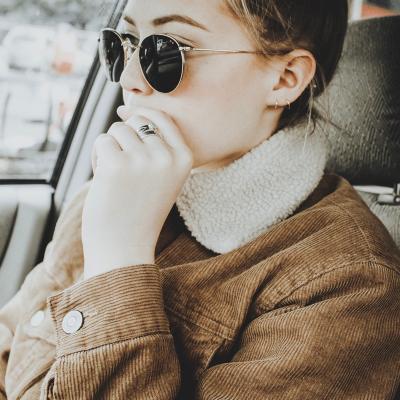 Hainele din material reiat, deși purtate subtil, revin în forță în iarna asta!