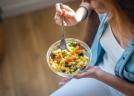 Câte calorii trebuie să consume, de fapt, o femeie pe zi? Cifra te va surprinde