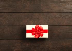 Alege cadoul perfect pentru iubita ta: 4 seturi de produse care o vor face sa zambeasca