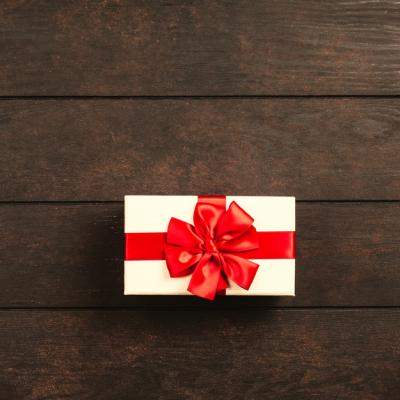 Alege cadoul perfect pentru iubita ta: 4 seturi de produse care o vor face să zâmbească