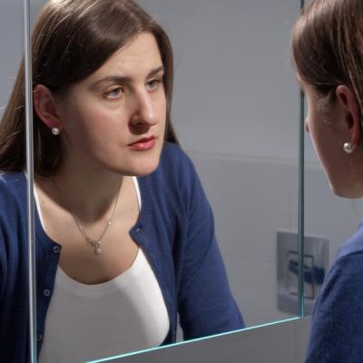 Dragă Alma, m-am îngrășat după ce am născut acum 3 ani și nu mai suport ce văd în oglindă. Cum să fac să mă iubesc din nou? 