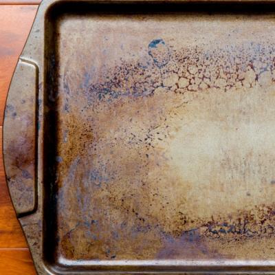 Cum cureti tavile de cuptor arse?