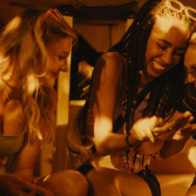 CUM SA FACI SEX, un film brutal de sincer despre experiente sexuale timpurii, din 17 mai in cinema