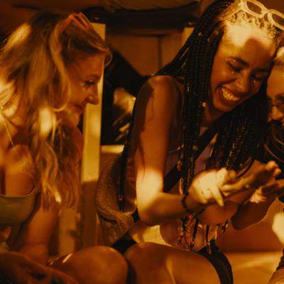 CUM SA FACI SEX, un film brutal de sincer despre experiente sexuale timpurii, din 17 mai in cinema