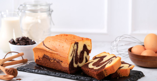 Cel mai simplu și rapid dulce al Crăciunului, suficient pentru toată familia: 2 tăvi de chec pufos în 3 pași simpli 