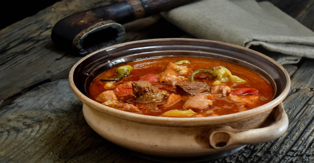 5 locuri din Covasna unde să mănânci cel mai bun gulaș sau o mâncare tradițională