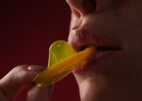Cum aplici prezervativul folosind doar buzele, fără să întrerupi plăcerea