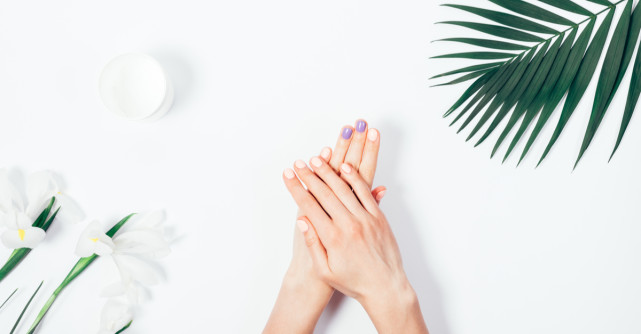 Îngrijirea unghiilor acasă: Oja semipermanentă îți sare în ajutor!