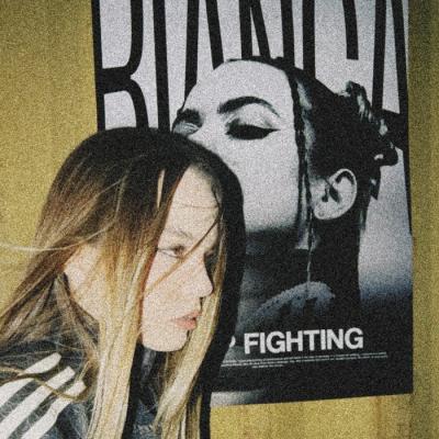 Cum eșecul de la Eurovision a contribuit la reinventarea Biancăi Tilici: povestea piesei Keep Fighting